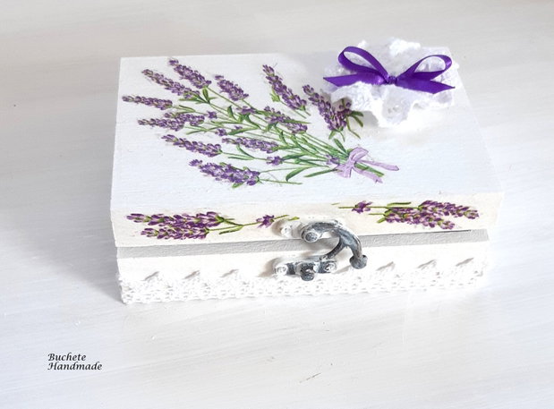 Cutie pentru verighete din lemn cu flori de lavanda