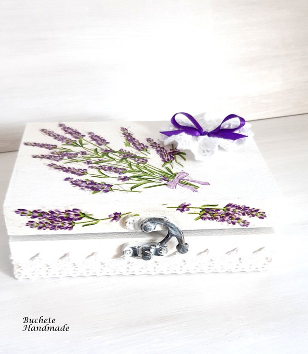 Cutie pentru verighete din lemn cu flori de lavanda