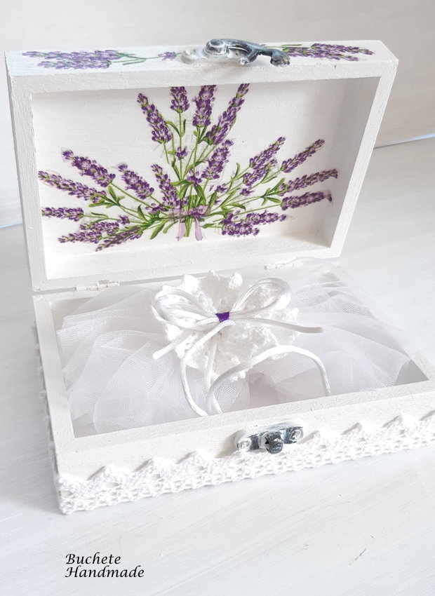 Cutie pentru verighete din lemn cu flori de lavanda