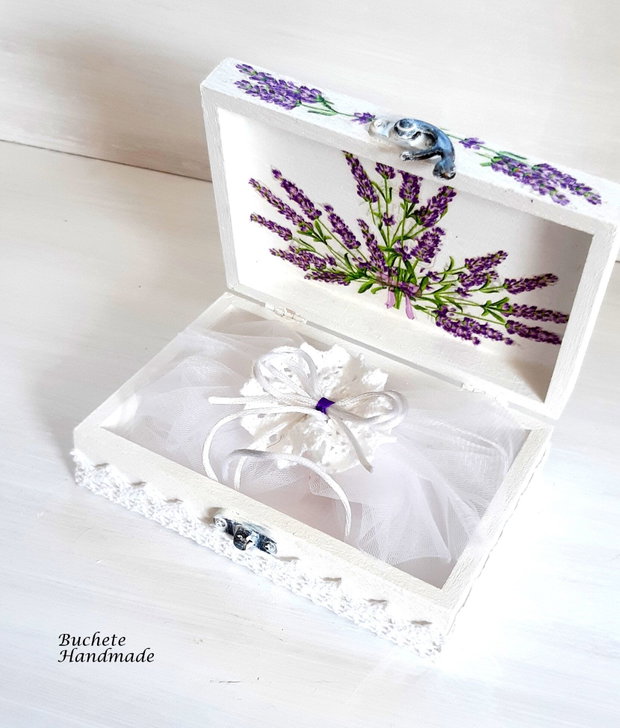 Cutie pentru verighete din lemn cu flori de lavanda