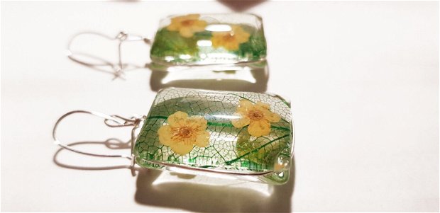 Cercei patrati din sticla, frunza naturala si flori de cununita cu sarma si tortite din argint 925