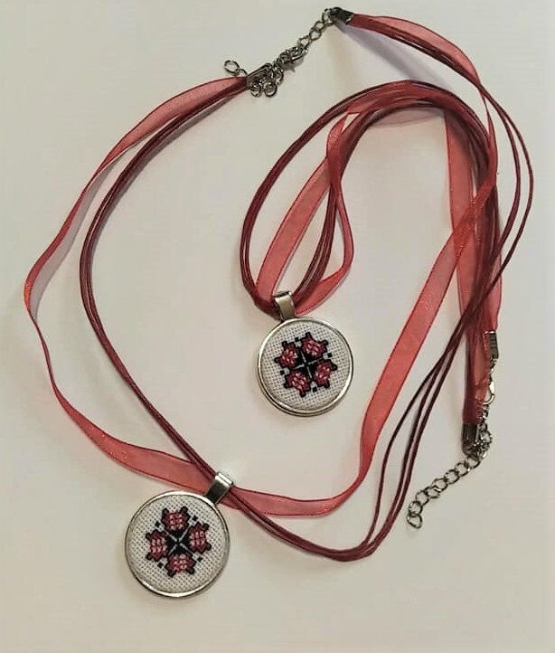 Medalion brodat - traditii romanesti