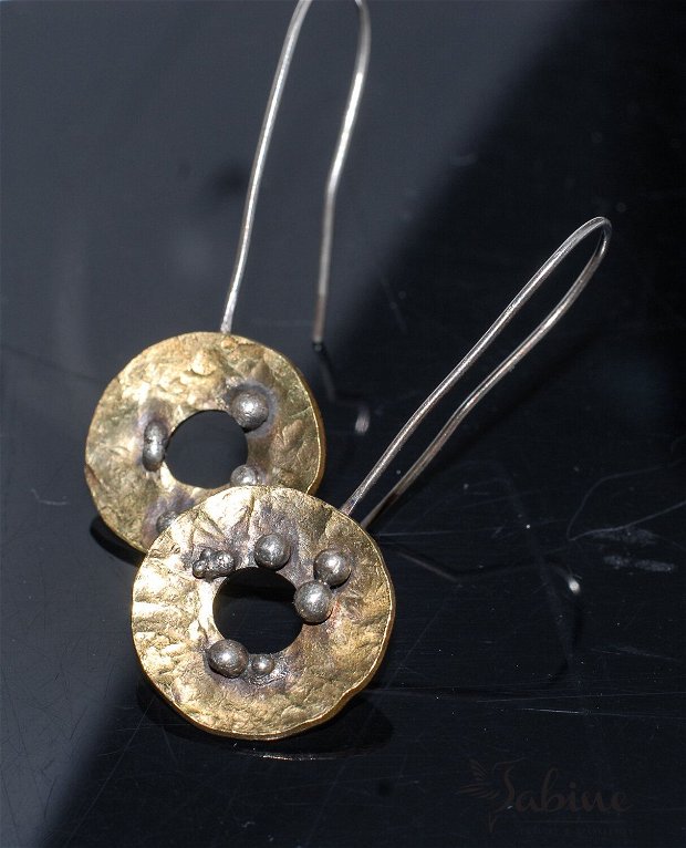 Cercei din alamă texturata, cu tortita de argint 925, cercei lungi, cercei rotunzi, hoop earrings