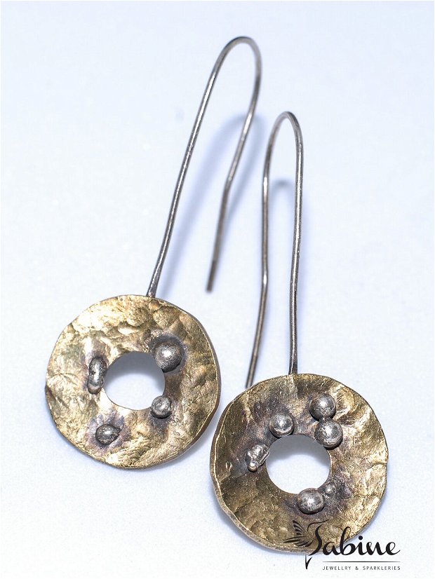 Cercei din alamă texturata, cu tortita de argint 925, cercei lungi, cercei rotunzi, hoop earrings