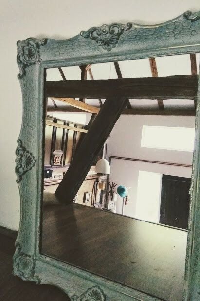 Oglinda de perete cu rama din lemn