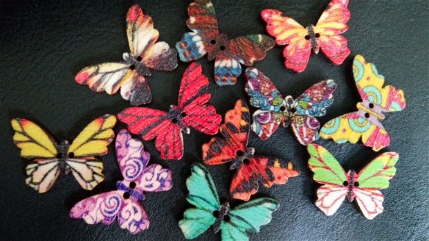 Nasturi din lemn  fluturași colorați
