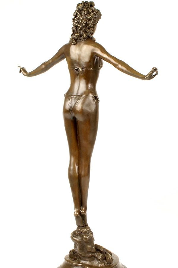 Doamna in bikini- statueta din bronz pe soclu din marmura