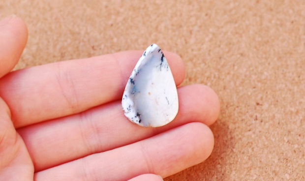 Cabochon  opal dendritic