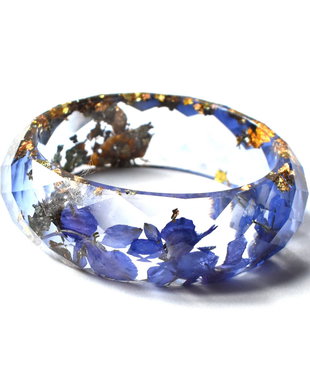 Bratara rasina cu flori naturale, insertii metalizate auriu antichizat si pigment indigo