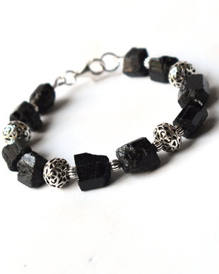 Bratara din pietre brute de turmalina neagra cu accesorii decorative din argint