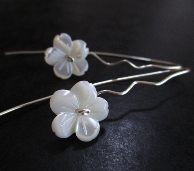 Cercei argint si flori mari de sidef alb, cu tija lunga