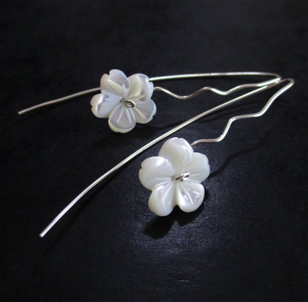 Cercei argint si flori mari de sidef alb, cu tija lunga