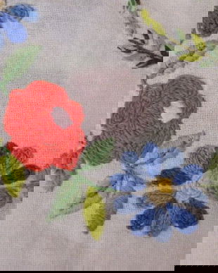 Fata de masa cu broderie manuala