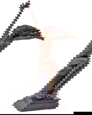 Femeie cu pasare-statueta din bronz pe un soclu din marmura