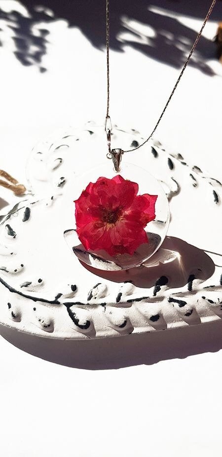 Colier din argint cu trandafir natural rosu in rasina