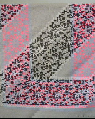 Fata de masa cu dantela