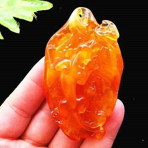 Pandant carved amber
