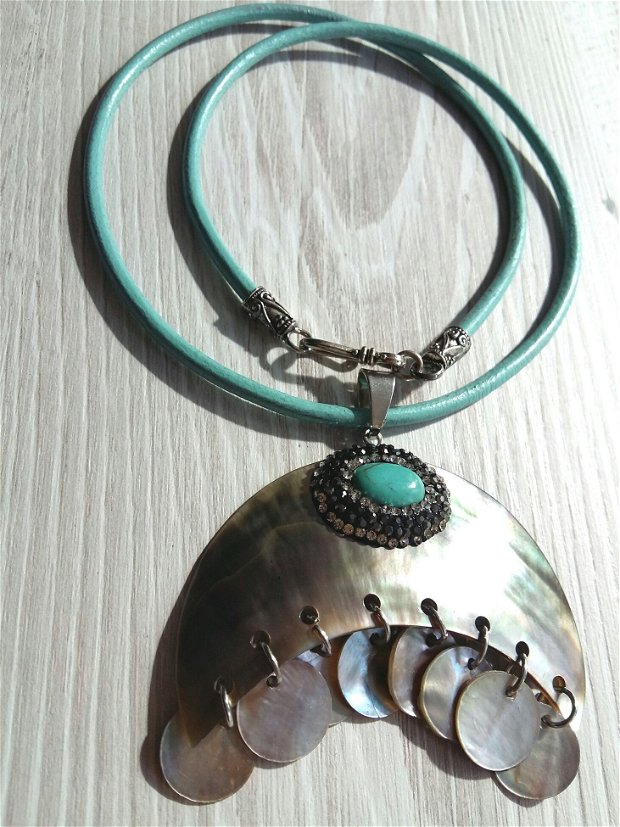 Colier din piele naturala cu pandant chandelier din scoica abalone