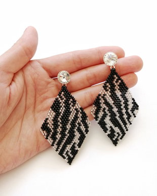 cercei romb zebra,alb cristal si negru mat