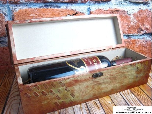 Cutie decorata manual pentru sticla de vin - unicat