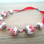 Colier cu margele din porțelan rosu alb