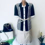Set fusta albă și bluza dungi bleumarin