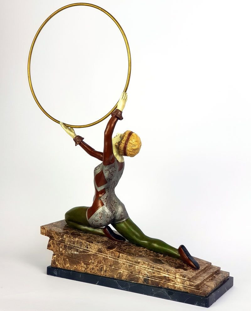 Doamna cu cercul - statueta din bronz pe soclu din onix si marmura