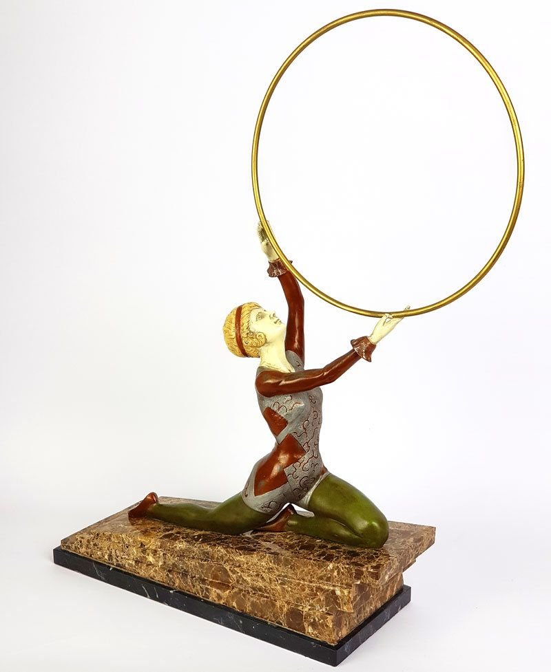 Doamna cu cercul - statueta din bronz pe soclu din onix si marmura