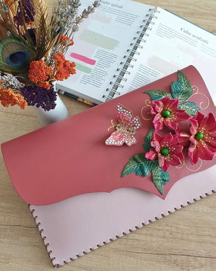 Poseta plic handmade unicat din piele naturala -English red Flowers