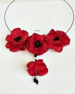colier buchet de flori rosii