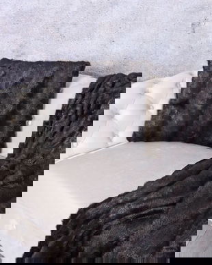 Perna decorativa din blana sintetica neagra