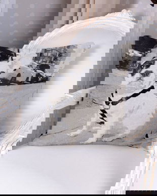 Perna decorativa cu aspect de tapiterie cu un catel