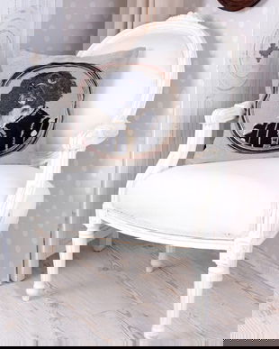 Perna decorativa cu aspect de tapiterie cu un catel