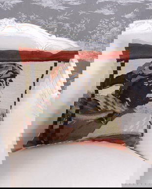 Perna decorativa cu aspect de tapiterie cu un catel pilot