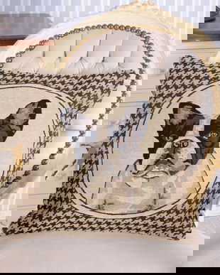 Perna decorativa cu aspect de tapiterie cu un catel