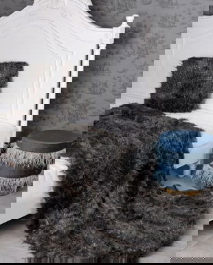 Patura decorativa din blana sintetica neagra