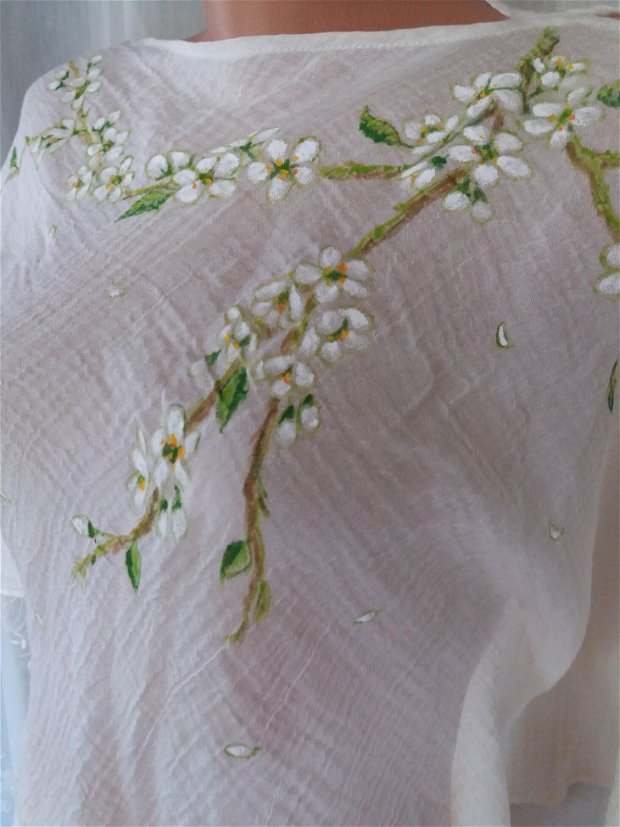 Bluza asimetrica in colt, din borangic pictata cu flori de corcodus