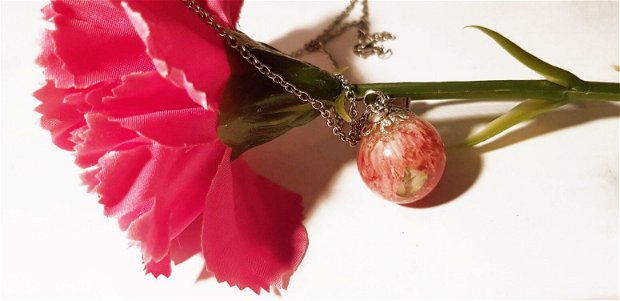Glob din rasina cu floare de trifoi naturala si lant din inox