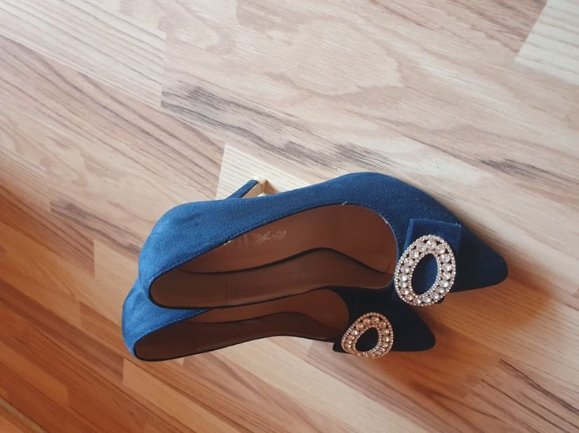 art Fall cap Pantofi de culoare albastru închis cu accesoriu din perle, ce oferă o notă  în plus de eleganță. | Fashion Hunt