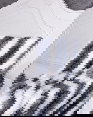 Perna decorativa din blana sintetica alb cu negru