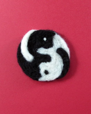 Brosa  din lana impaslita`Yin&Yang`