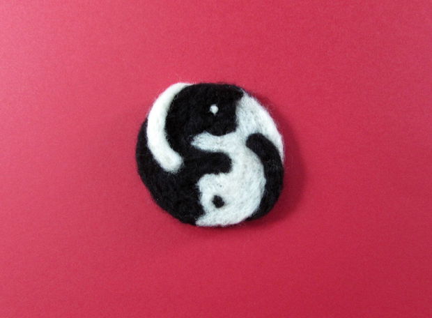 Brosa  din lana impaslita`Yin&Yang`