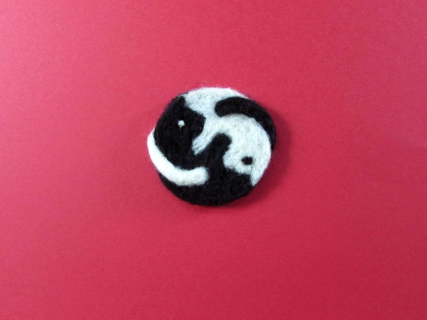 Brosa  din lana impaslita`Yin&Yang`