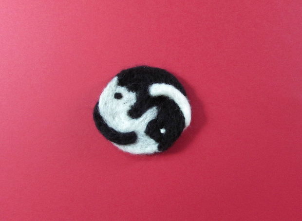 Brosa  din lana impaslita`Yin&Yang`