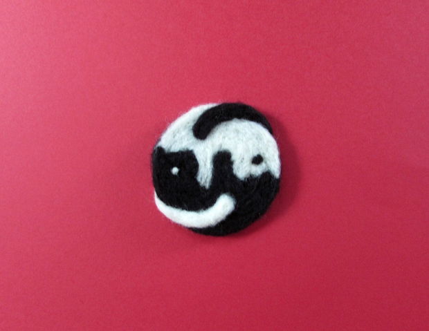 Brosa  din lana impaslita`Yin&Yang`