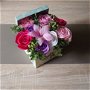Cutie cu flori din hartie creponata