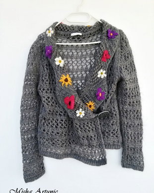 Pulover mohair cu floricele impaslite