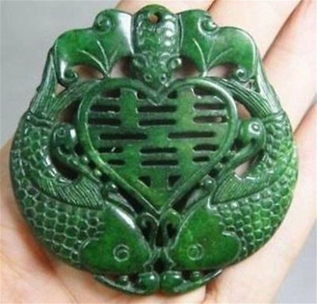 K0631 - Pandantiv, jad verde sculptat, pesti arrowana (crapi chinezesti), 67x66x8mm, 41g