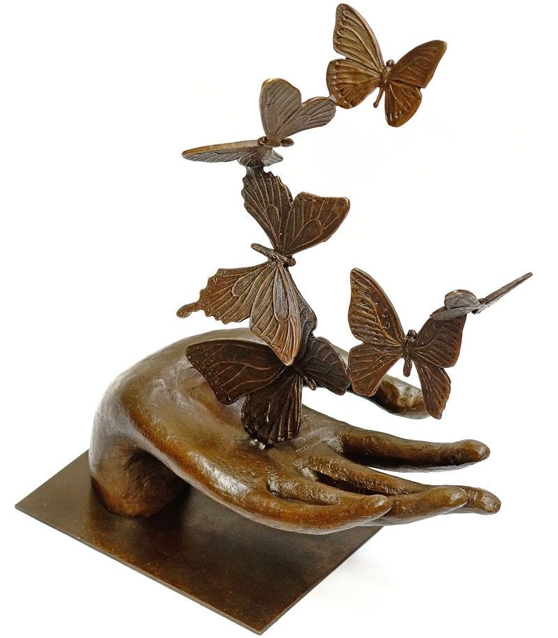 Mana cu fluturi- statueta din bronz pe soclu