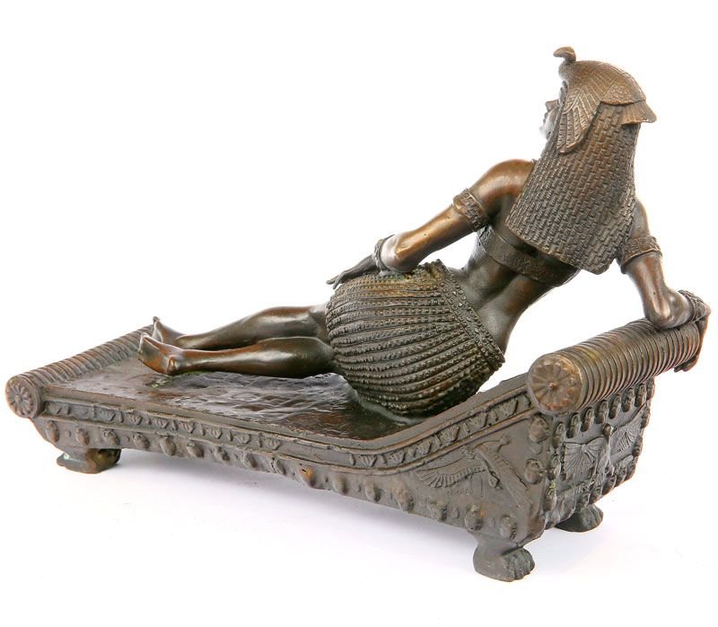 Cleopatra sezand pe canapea - statueta din bronz